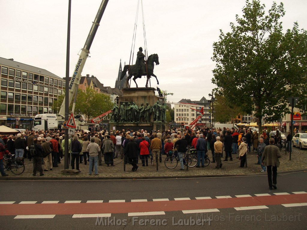 Reiterdenkmal kehrt zurueck auf dem Heumarkt P59.JPG